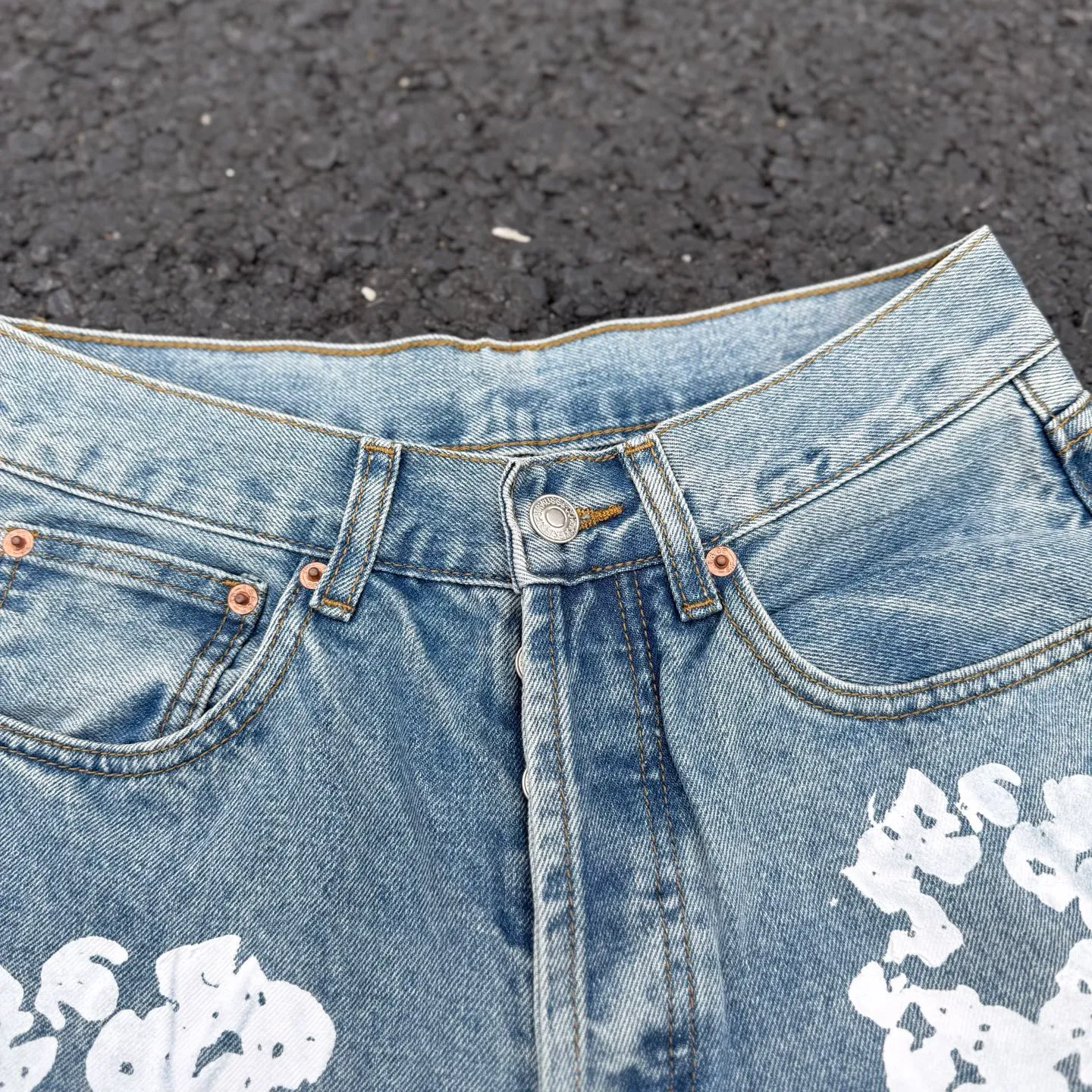 #8197 P220💰 DENIM TEARS Kapok American niche brand printed washed straight jeans. Produced by a major washed factory. Full of high-end feel. Knee part destroyed design with patchwork design. Already used as facade design. Leather waist nameplate. The focus of this style is not on washing, but on the destroyed shape and version. The secret lies in the craftsmanship of the master. The cost of post-production grinding, machining, knife cutting, etc. is far beyond comparison with assembly line products. Color: black, blue, gray. Size: 28-36 (corresponding to S-XXL)